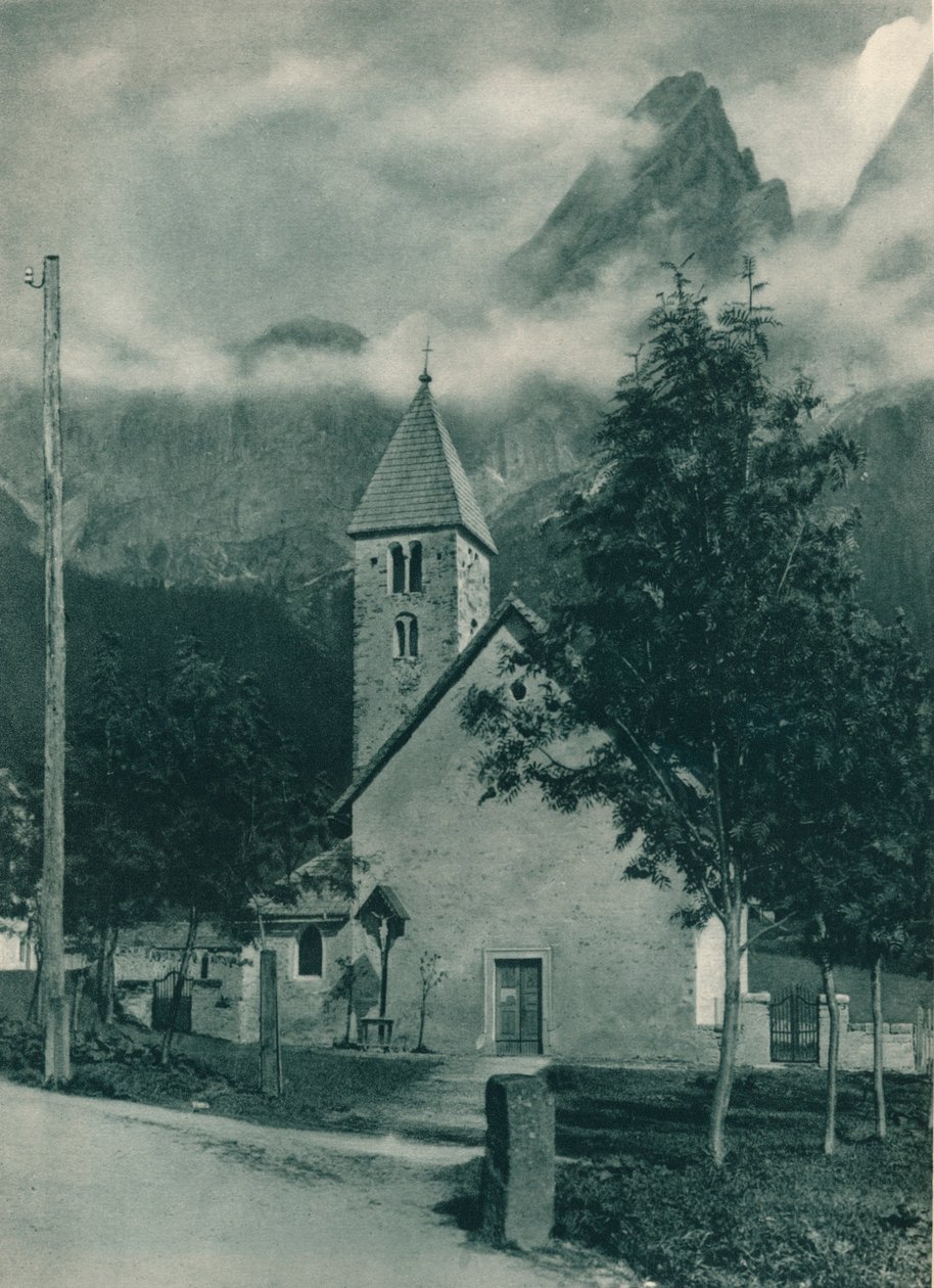 Chapel and Pala Group, San Martino di Castrozza, Dolomiterna, Italien, 1927 av Eugen Poppel