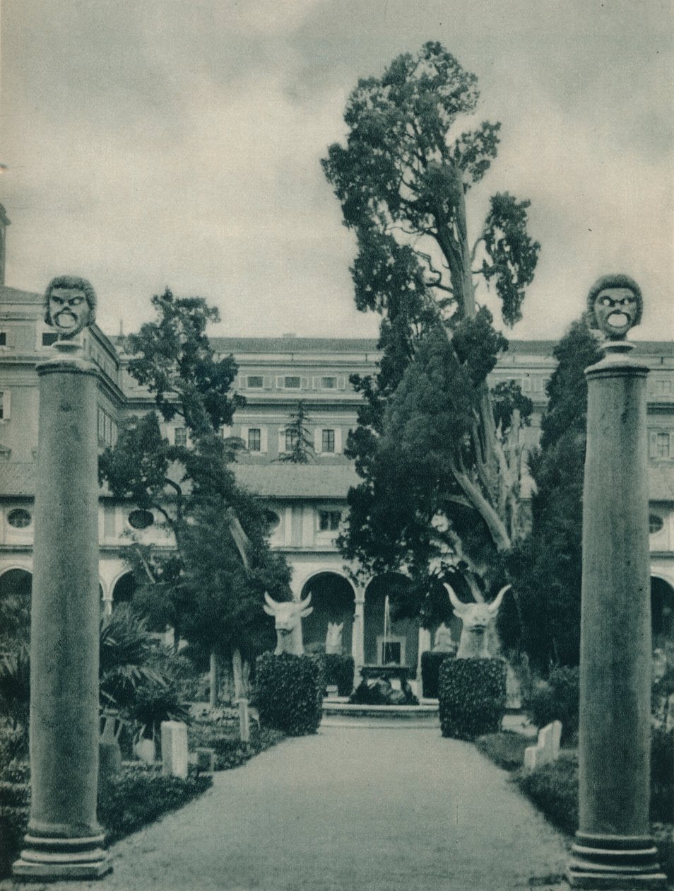 Trädgård i museet för Diocletianus bad, Rom, Italien, 1927 av Eugen Poppel