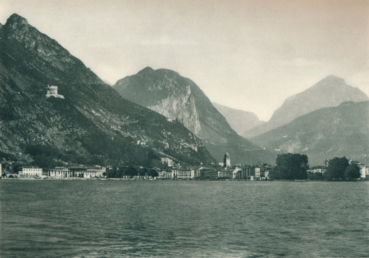 Riva del Garda från Gardasjön, Italien, 1927 av Eugen Poppel