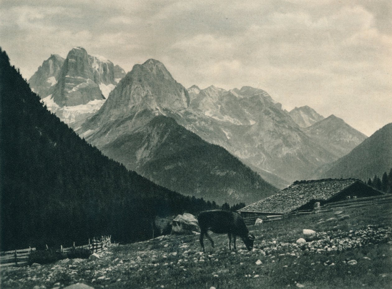 Utsikt över Brentagruppen med alpbete, Madonna di Campiglio, Dolomiterna, Italien, 1927 av Eugen Poppel