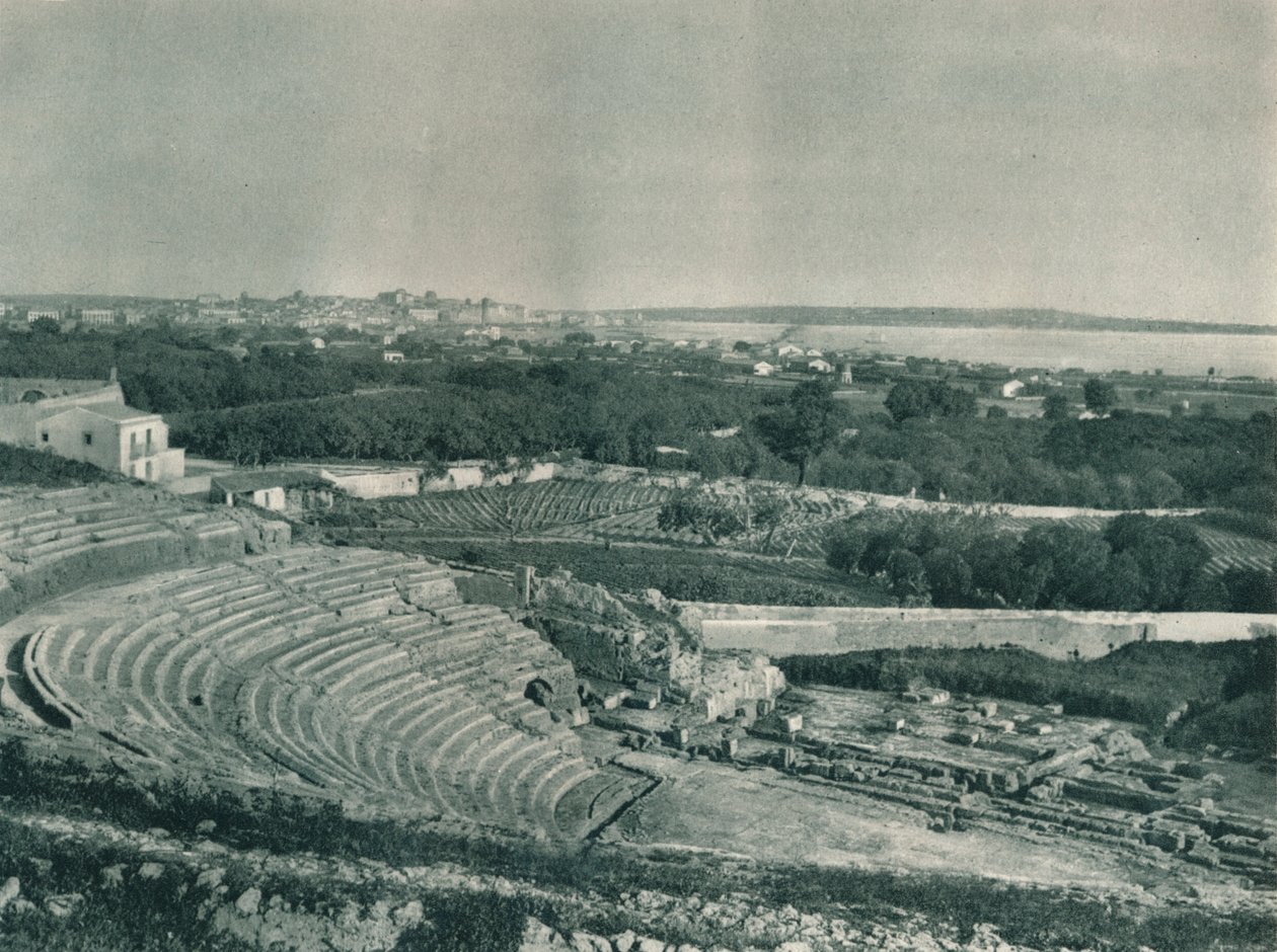 Utsikt över staden från den grekiska teatern, Syrakusa, Sicilien, Italien, 1927 av Eugen Poppel