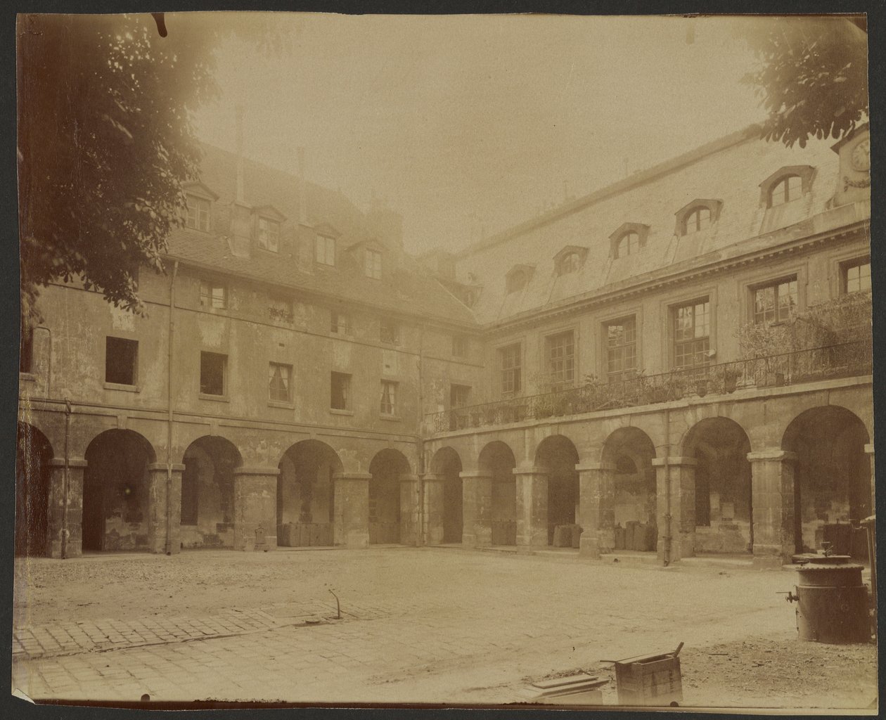 Arkadförsedd gård av Eugène Atget