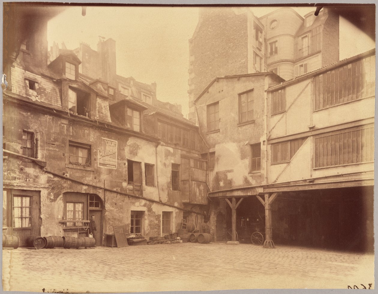 Värdshuset Vita hästen, rue Mazet 5 av Eugène Atget