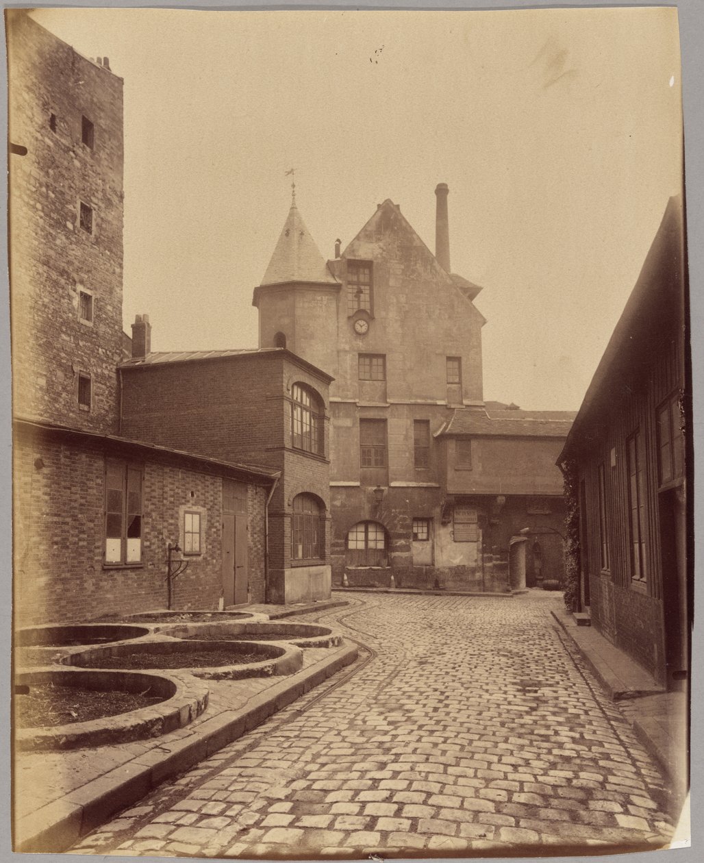 [Château de la Reine Blanche, 17 rue des Gobelins] av Eugène Atget