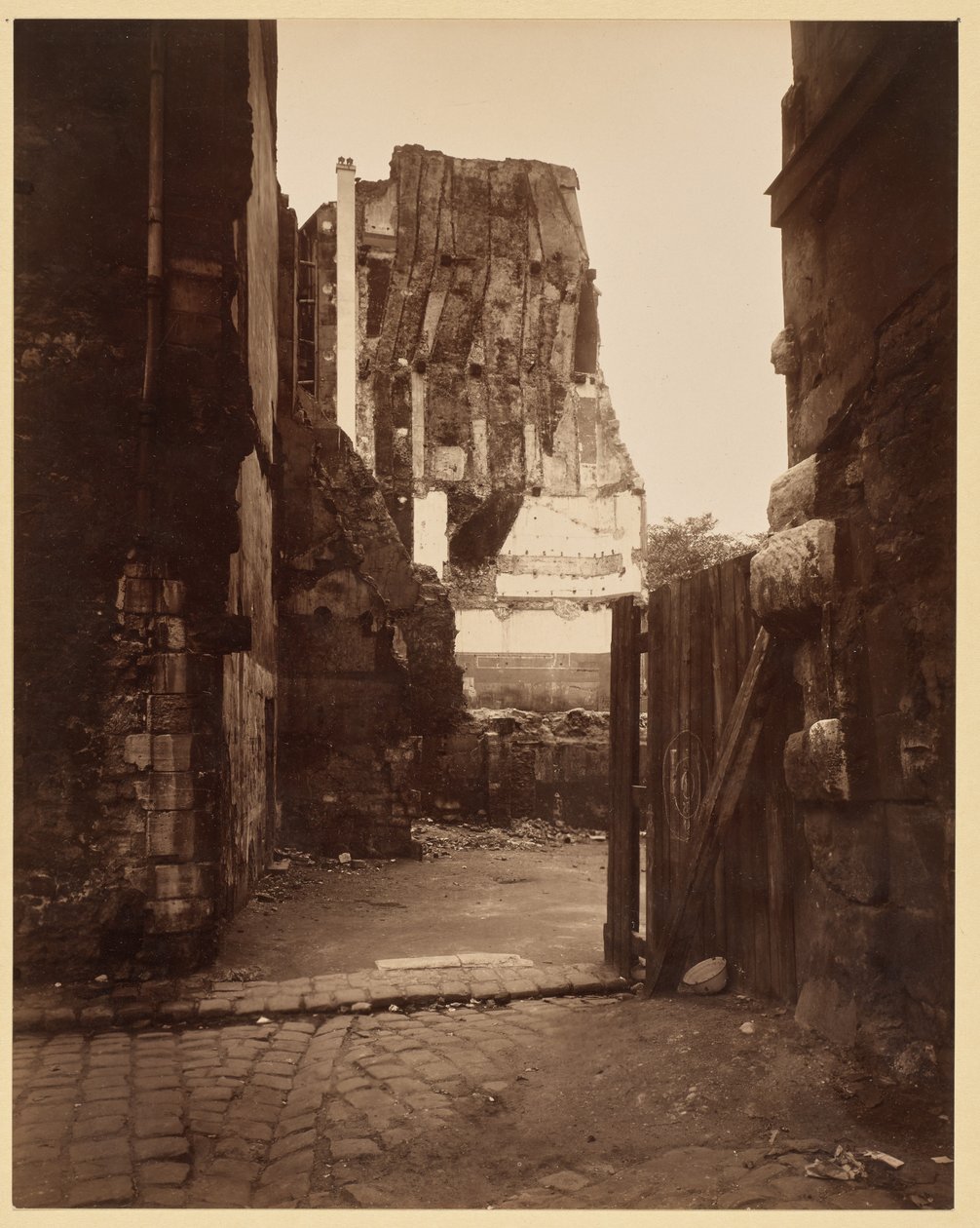 Gathörn vid kyrkogården, Saint-Benoît av Eugène Atget