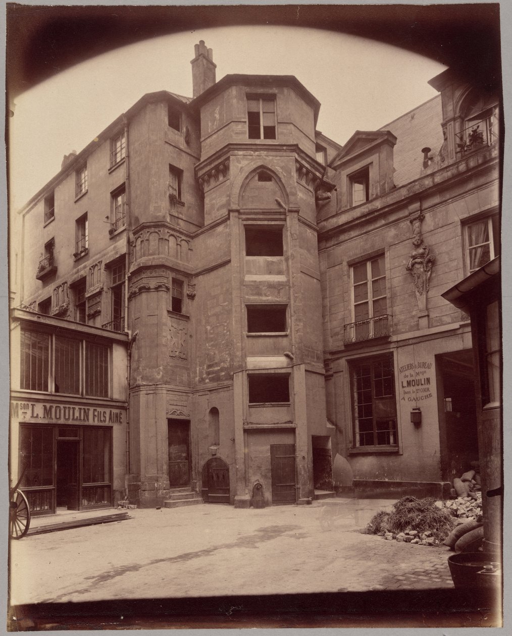 [Cour Charlemagne] av Eugène Atget
