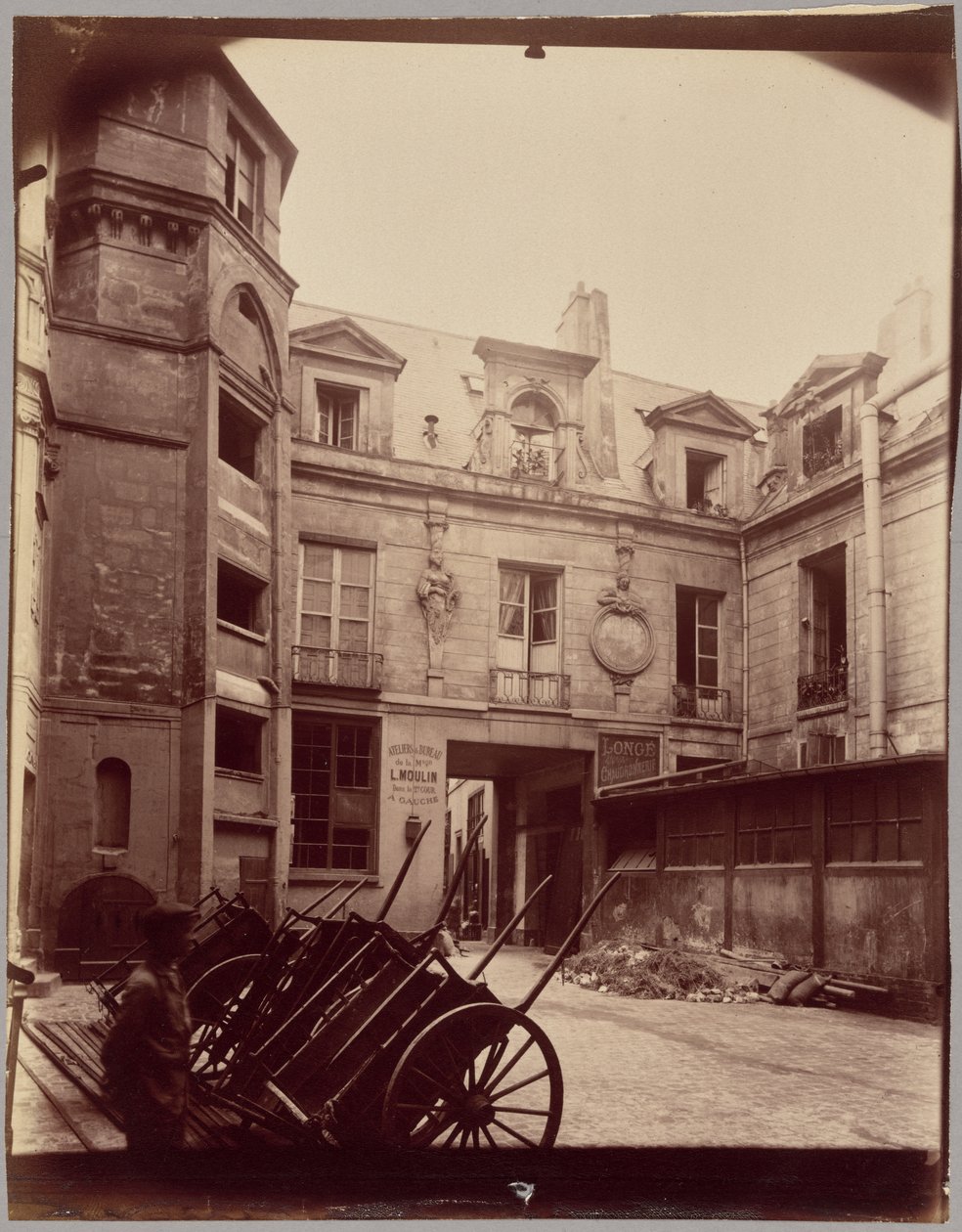 Cour Charlemagne, Hôtel du Prévot, 16 Rue Charlemagne av Eugène Atget