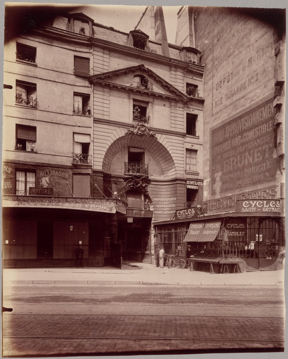 Cour du Dragon av Eugène Atget