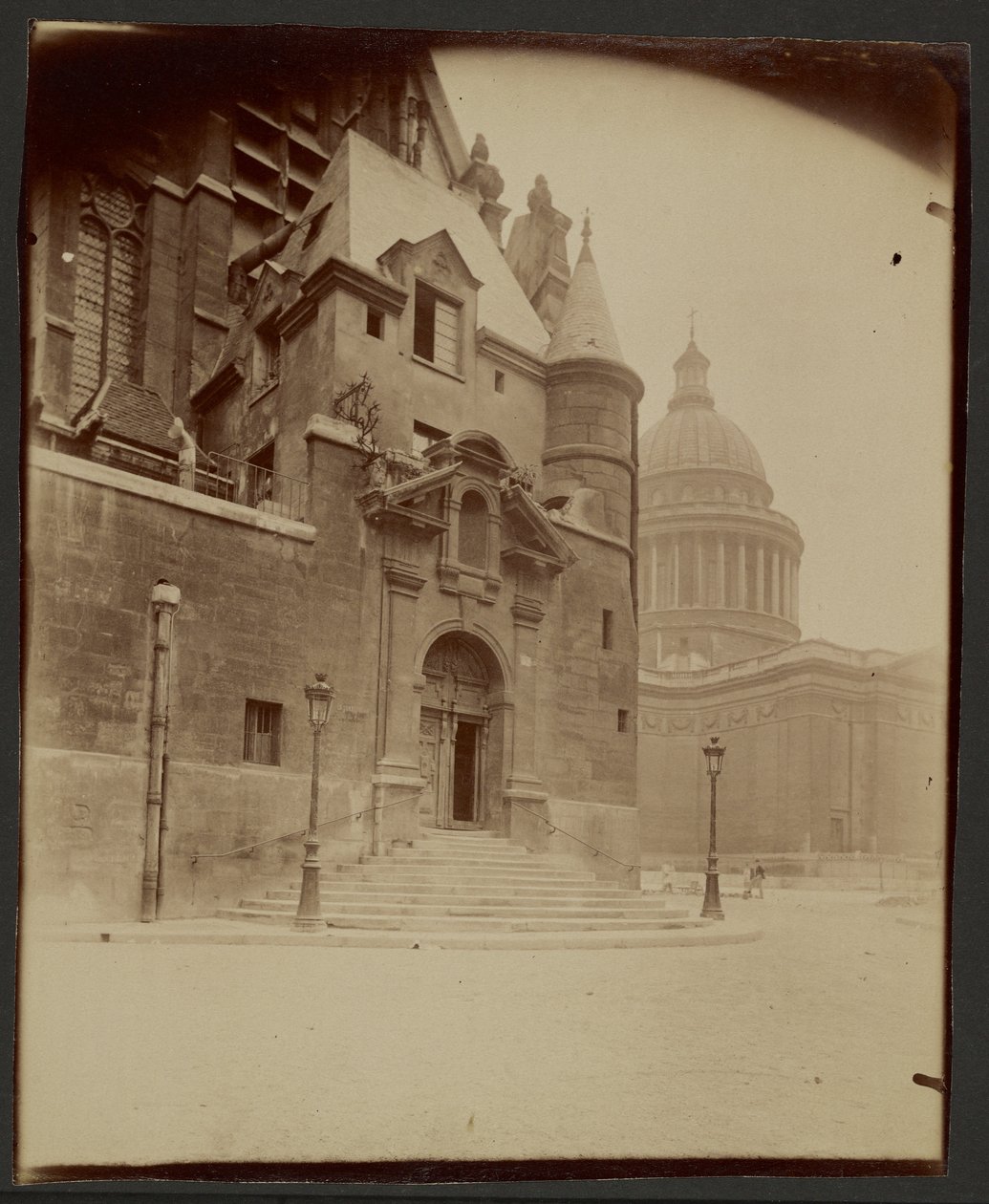 [Saint-Étienne-du-Mont-kyrkan och Panthéon] av Eugène Atget