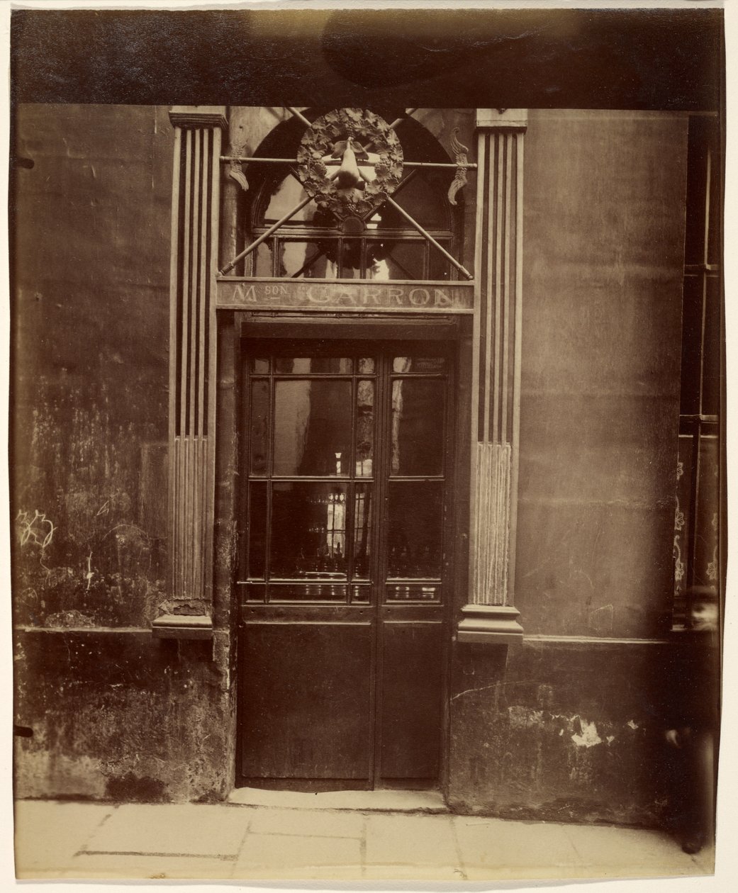 Butiksskylt, rue Notre-Dame de Bonne Nouvelle av Eugène Atget