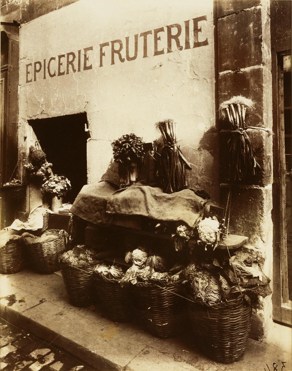 Speceriaffär och fruktaffär av Eugène Atget