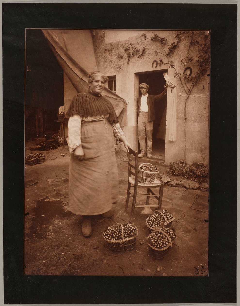 Kvinna från Verrières av Eugène Atget