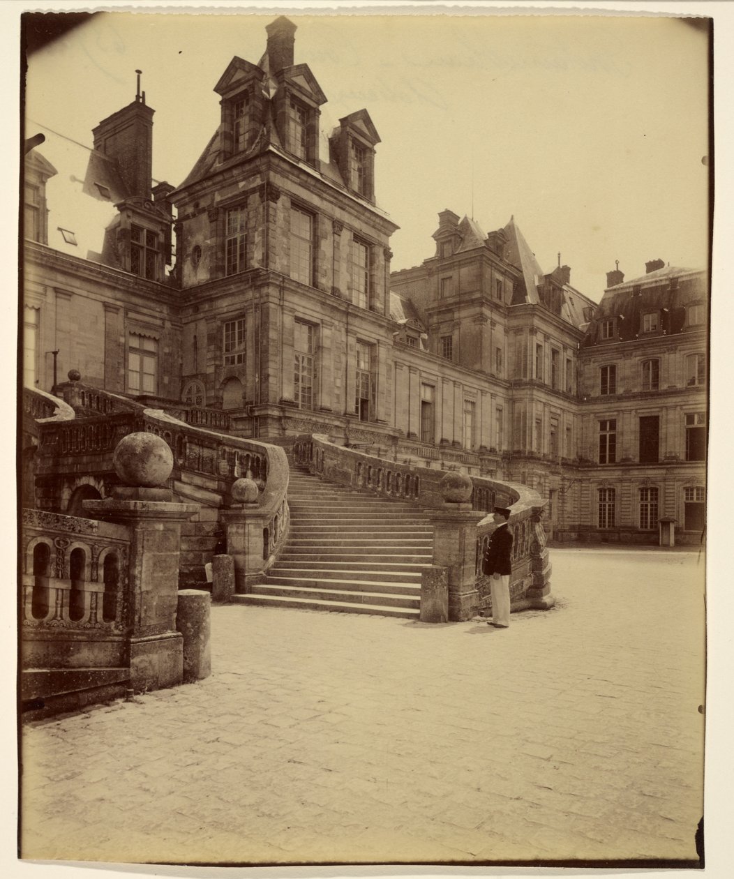 Fontainebleau - Farvälets gård av Eugène Atget