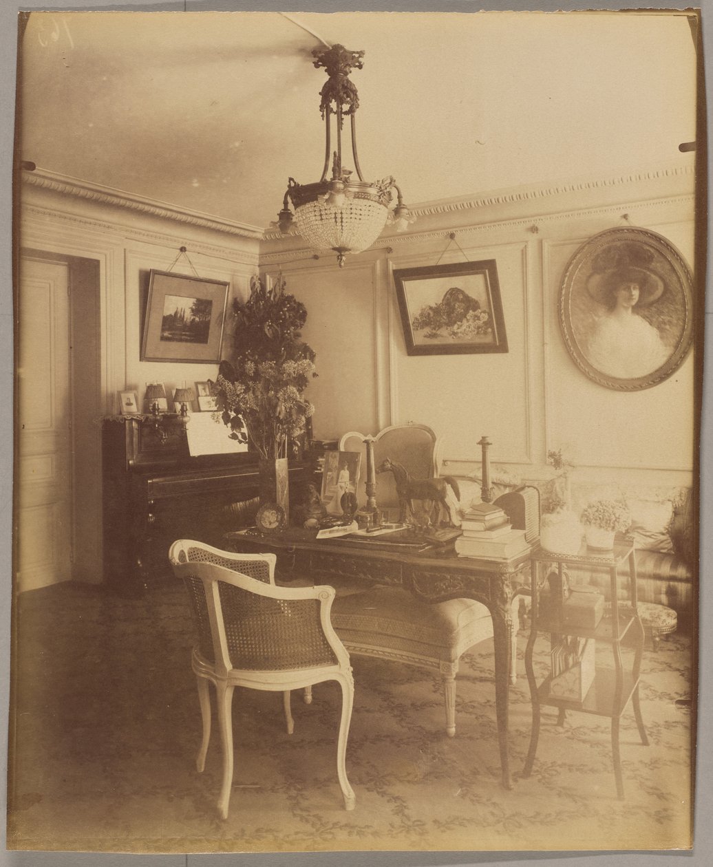 Interiör hos herr F., börsmäklare, rue Montaigne av Eugène Atget