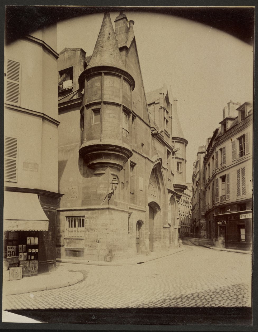 [Hôtel de Sens, nu Bibliothèque Forney] [rue du Riguier, 4:e arrondissementet] av Eugène Atget