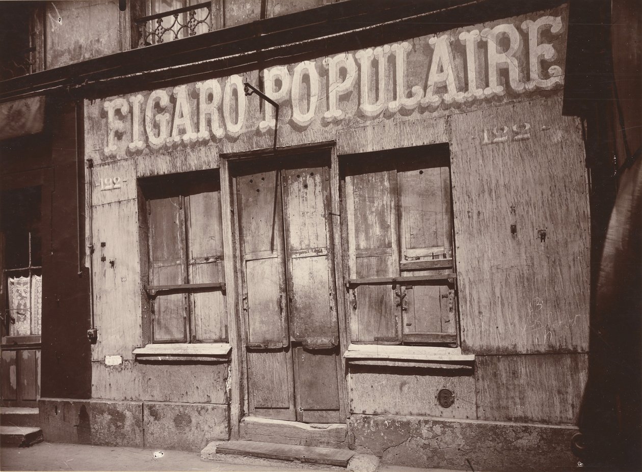 Le Figaro populaire, 122 Boulevard de la Villette (barberarbutikens fasad, 122 Boulevard de la Villette) av Eugène Atget
