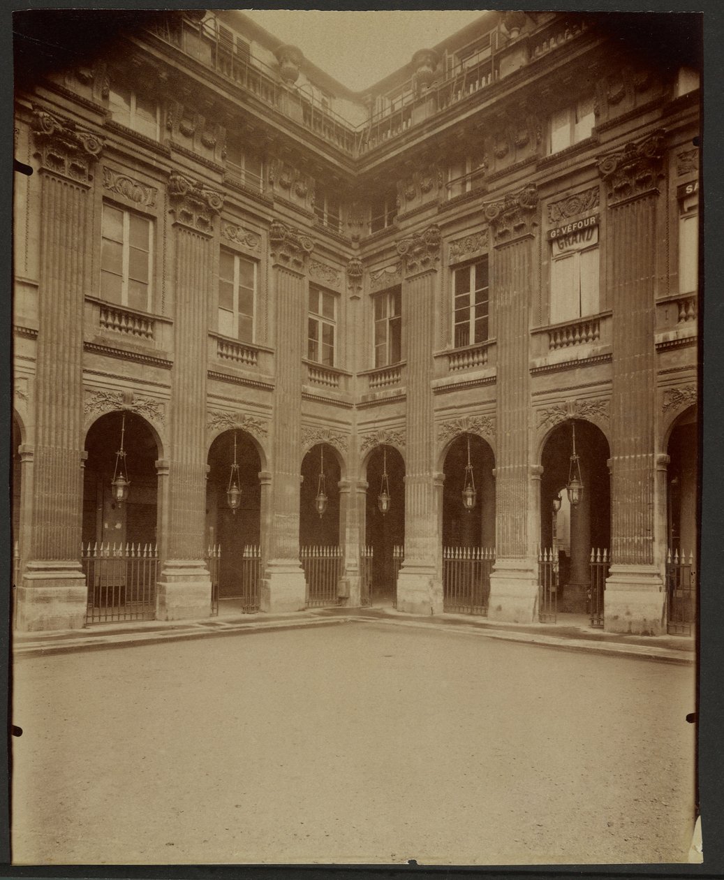 Palais-Royal av Eugène Atget