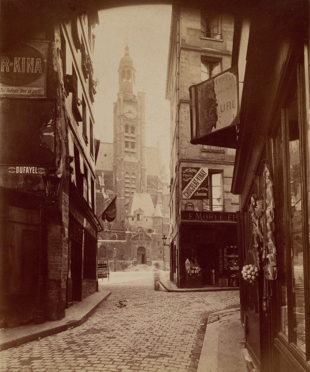 St. Etienne du Mont, rue de la Montagne Sainte Genevi√®ve (St. √âtienne du Mont, gatan Montagne Sainte Genevi√®ve),1898 (foto) av Eugène Atget