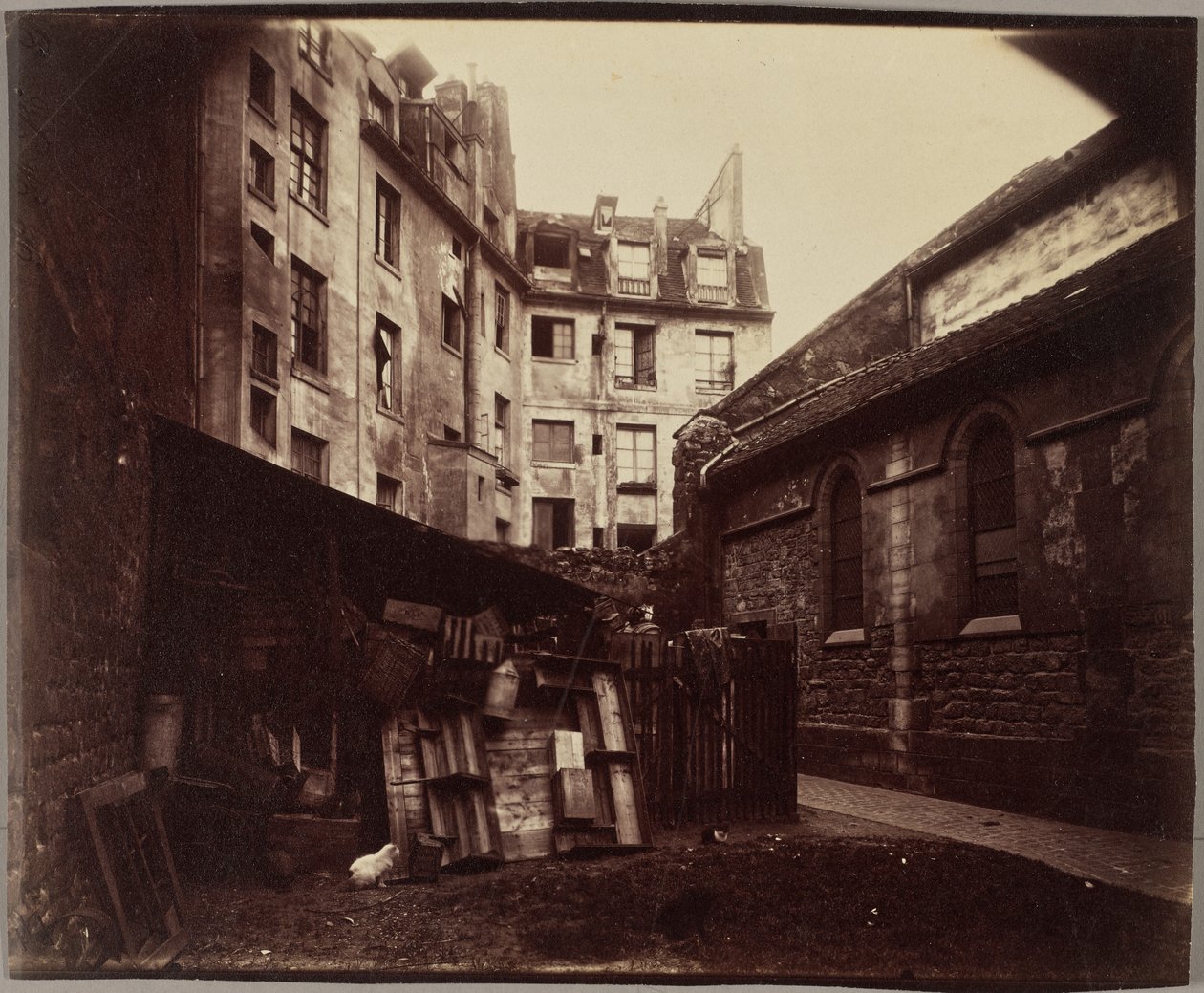 Ett hörn av gården, Saint-Julien-le-Pauvre, Paris av Eugène Atget