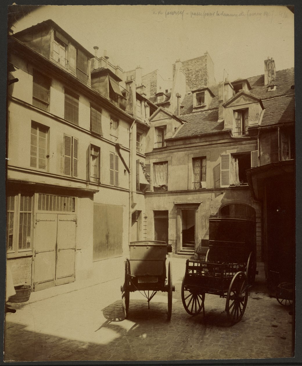 Gammalt hus, Rue de Fourcy, passage från kvarteret till Fourcys bostad av Eugène Atget