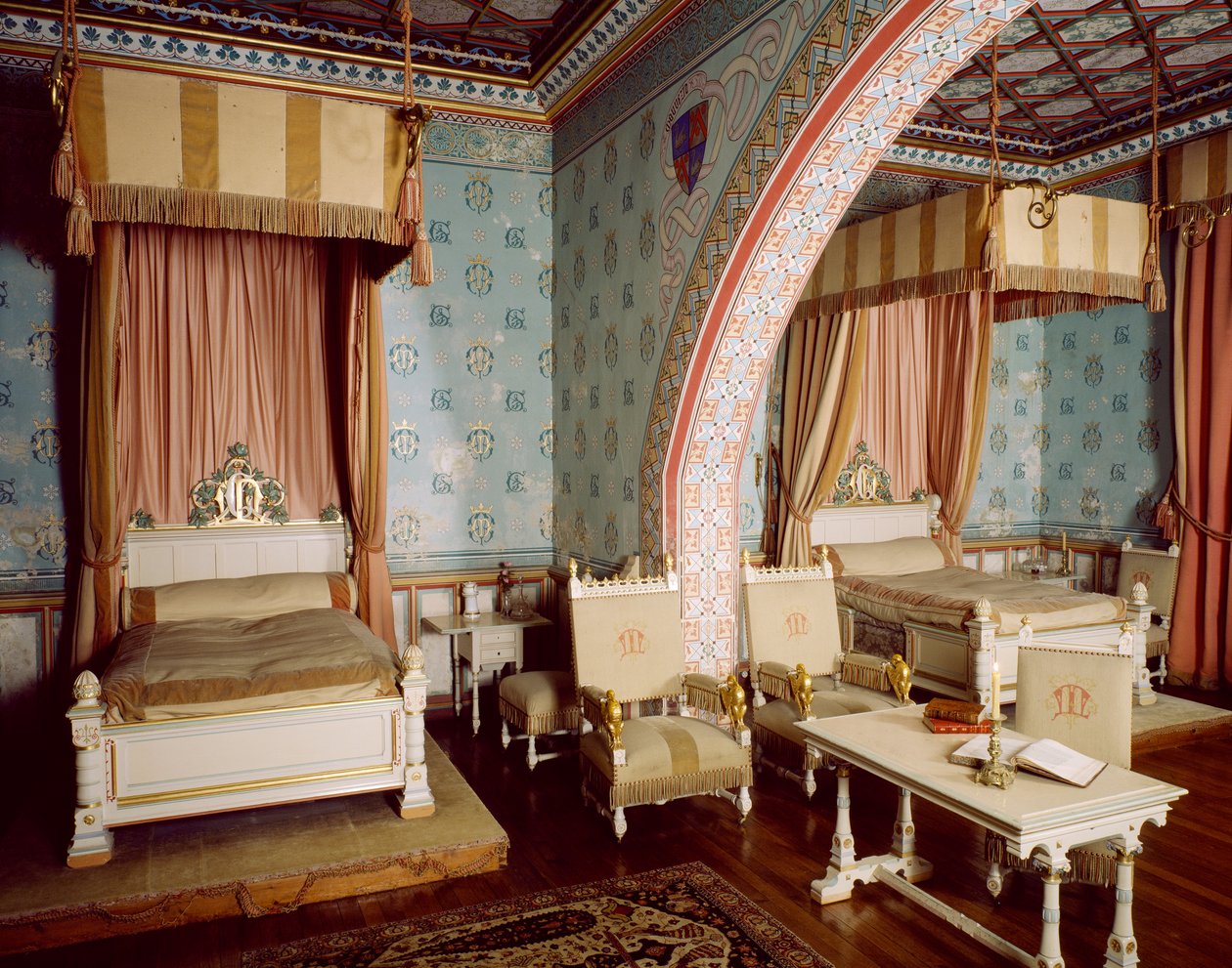 Rosa rum med möbler av Eugene Viollet le Duc (1814-1879) och Edmond Clement-Louis-Marie-Duthoit (1837-1889), Chateau Neuf inom Chateau de Roquetaillade, Frankrike av Eugene and Duthoit Edmond Viollet Le Duc