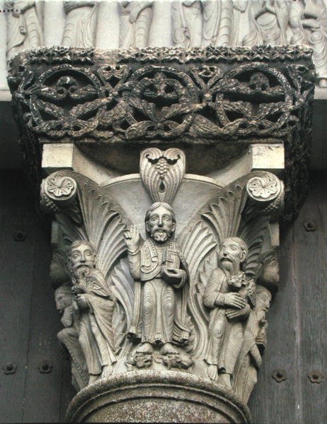 Kolumnhuvudstad med Kristusvälsignelsen från fasadens västra portal, 1840-61 av Eugene Emmanuel Viollet le Duc