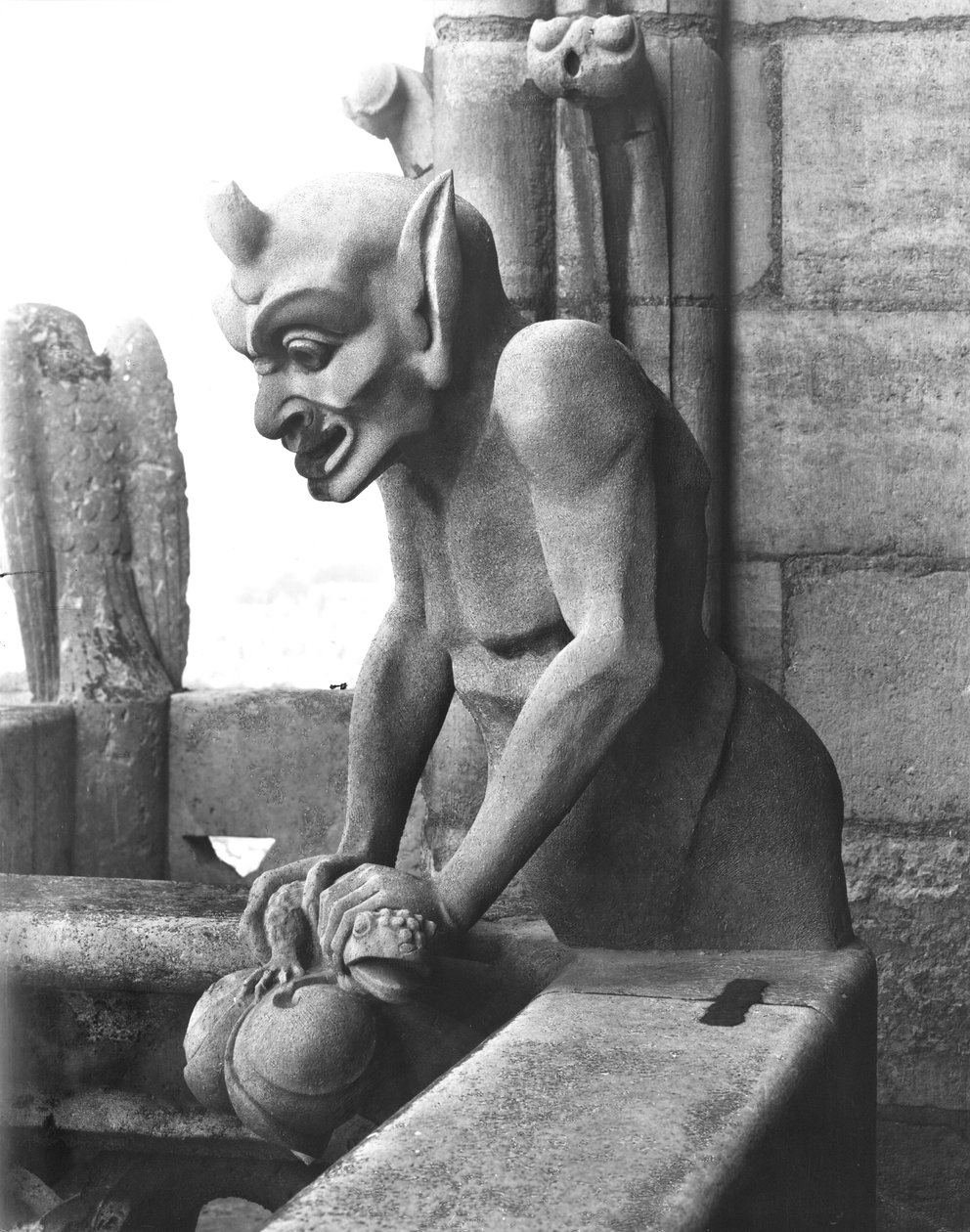 Gargoyle från balustraden i Grande Galerie, djävul som håller en padda, kopia av ett original från 1100-talet (sten) (s/v foto) av Eugene Emmanuel Viollet le Duc