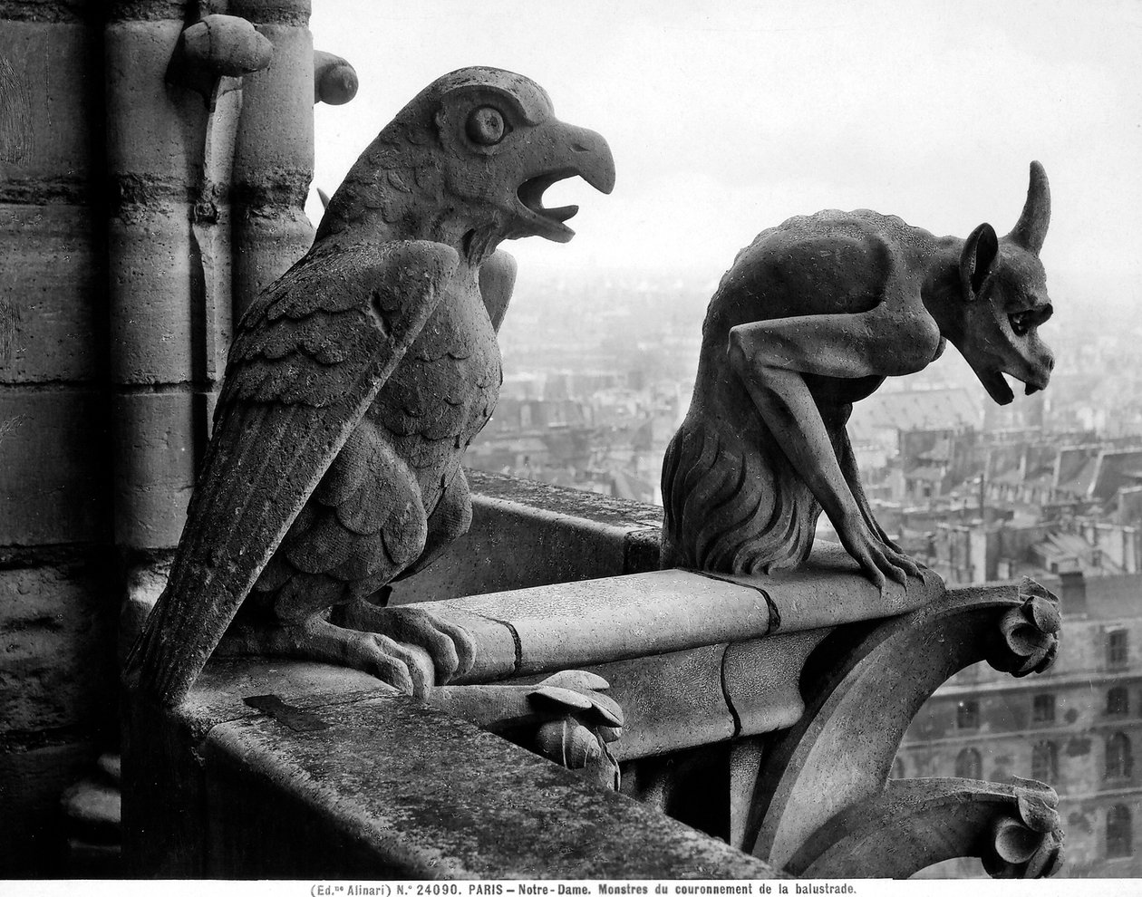 Gargoyler från balustraden i Grande Galerie på västfasaden, kopia av ett original från 1100-talet (sten) (s/v foto) av Eugene Emmanuel Viollet le Duc