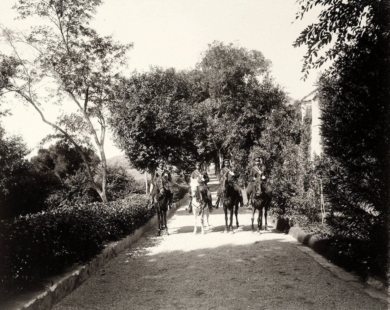 En grupp uniformerade män till häst på gården Lo Zucco, Sicilien, ca 1900 av Eugenio Interguglielmi