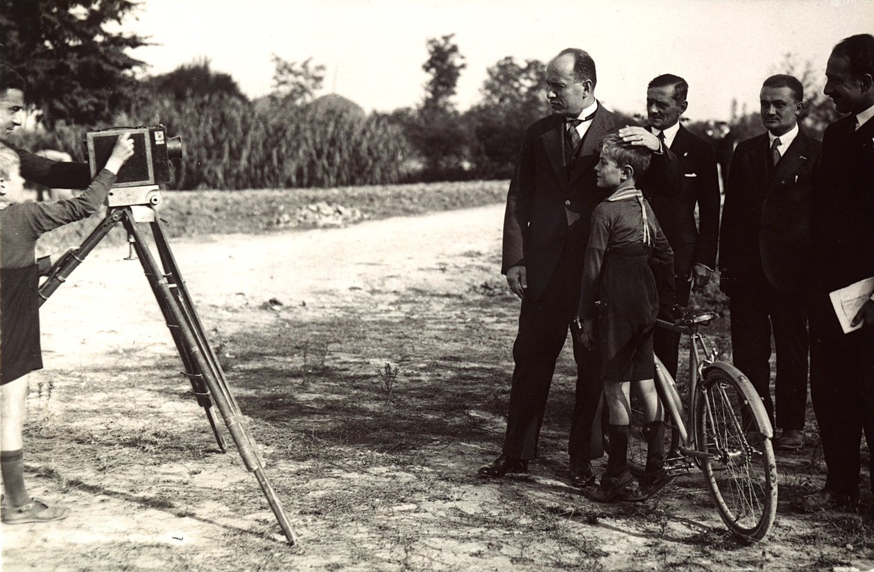 Mussolini poserar med sin son för en fotograf (s/v foto) av Eugenio Risi