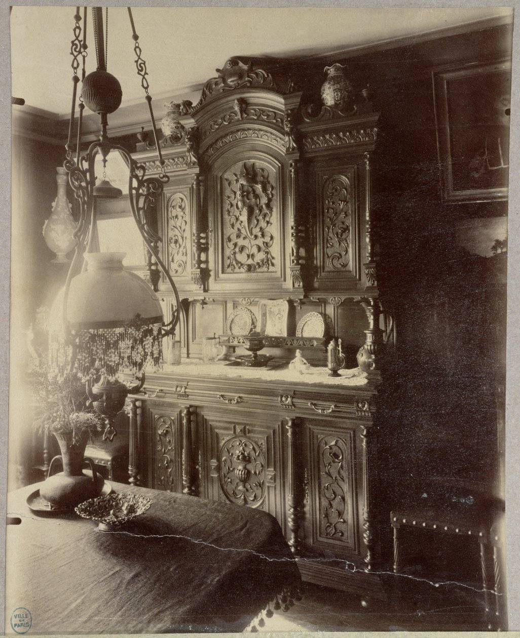 Interiör av en anställds hem i Louvrens butiker, rue St. Jacques, Paris, 1910 av Eugène Atget