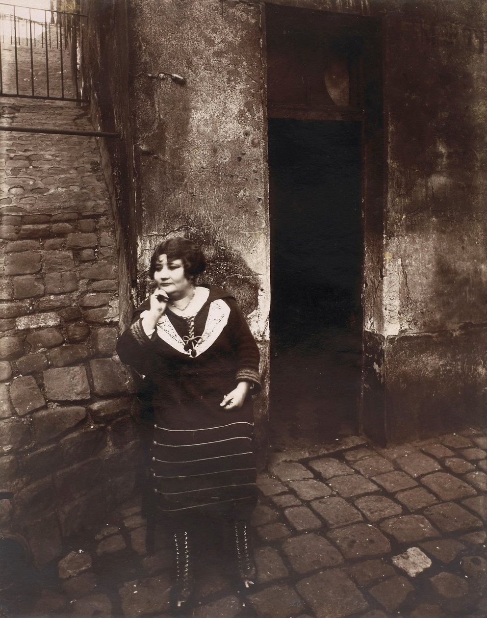La Villette. Rue Asselin, prostituerad som väntar framför dörren av Eugène Atget