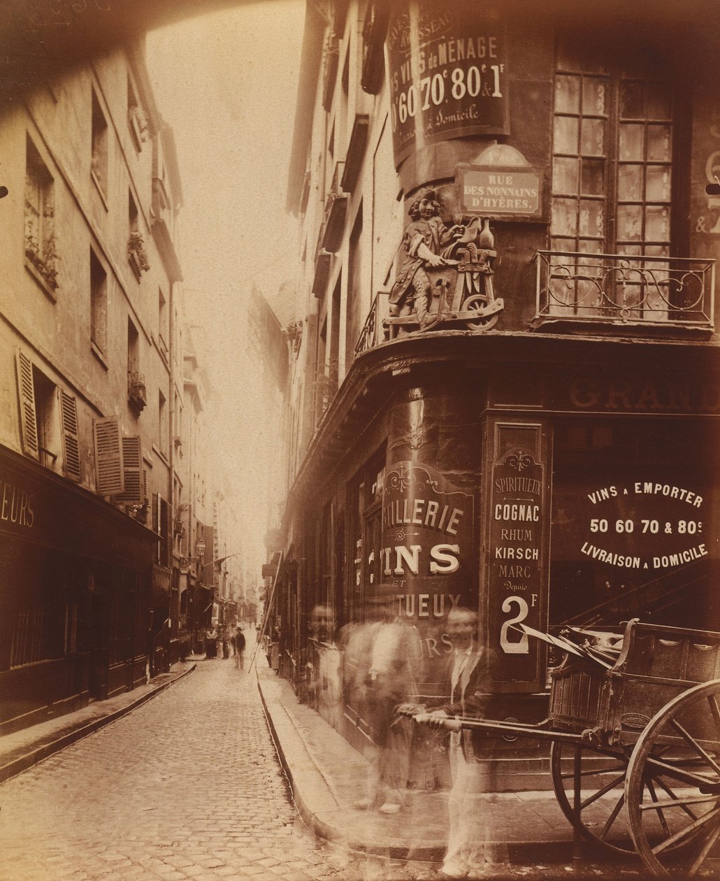Rue des Nonnains dHyères av Eugène Atget