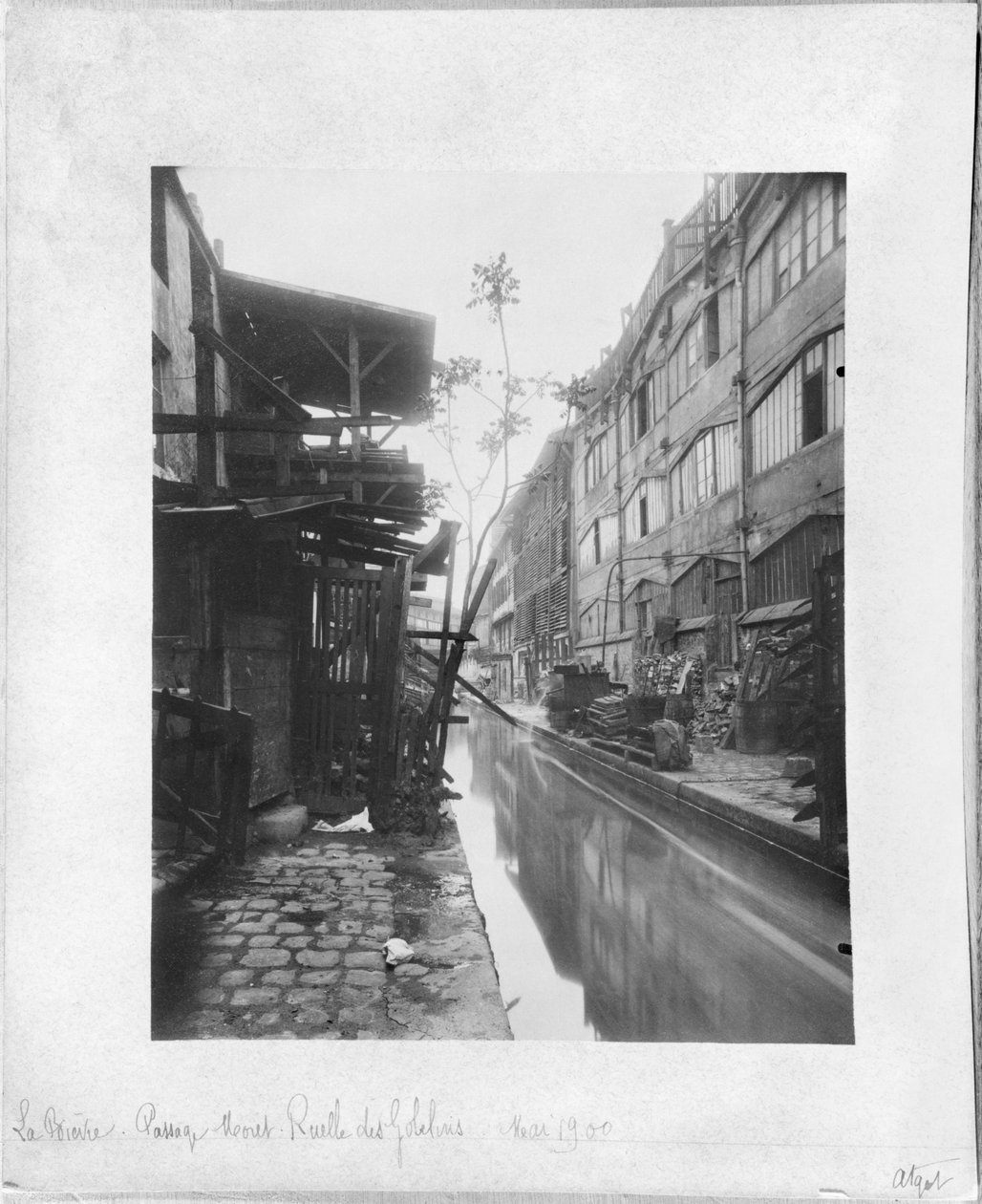 The Bievre, Passage Moret, Ruelle des Gobelins, Paris, maj 1900 av Eugène Atget