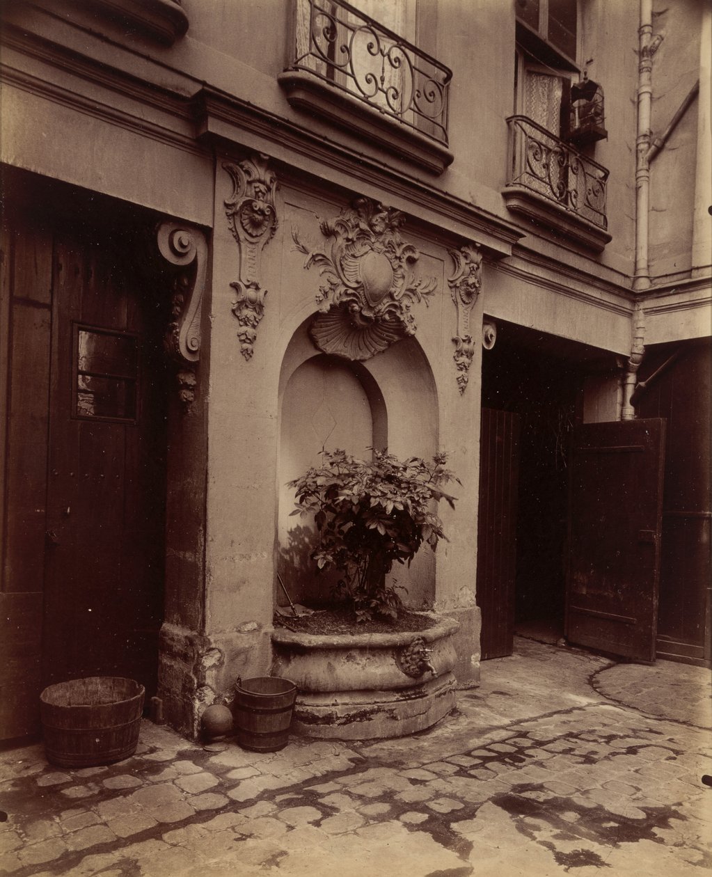 Tidigare hotell för parlamentariker, 3 Rue des Lions av Eugène Atget