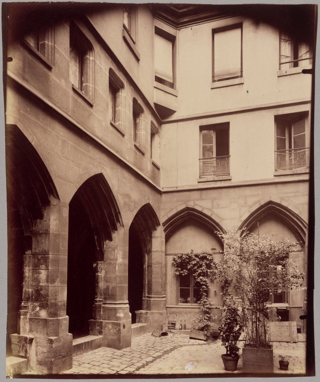 Cloître des Billettes, 24 rue des Archives av Eugène Atget