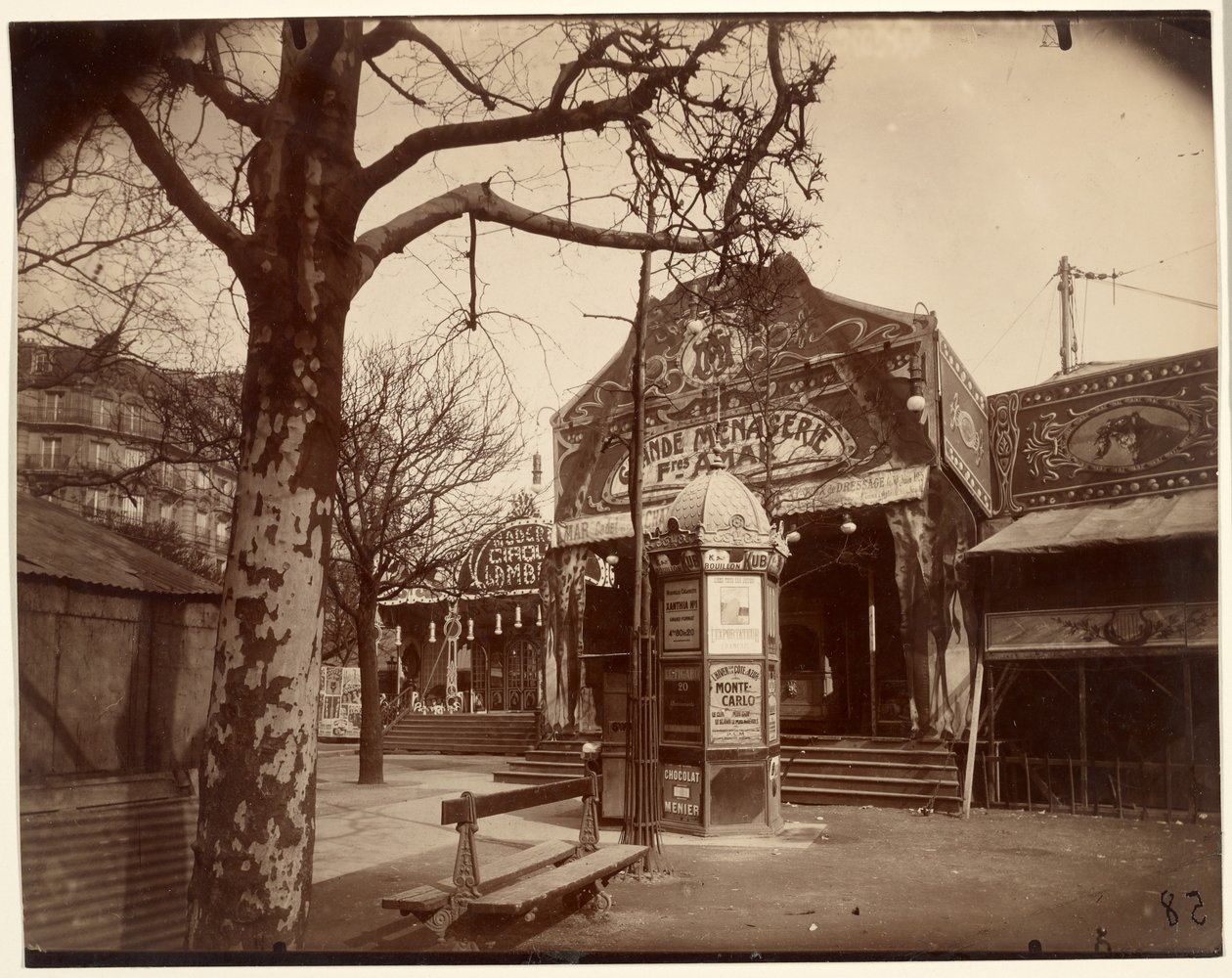 Fête Vaugirard (gatumässa och kiosk) av Eugène Atget