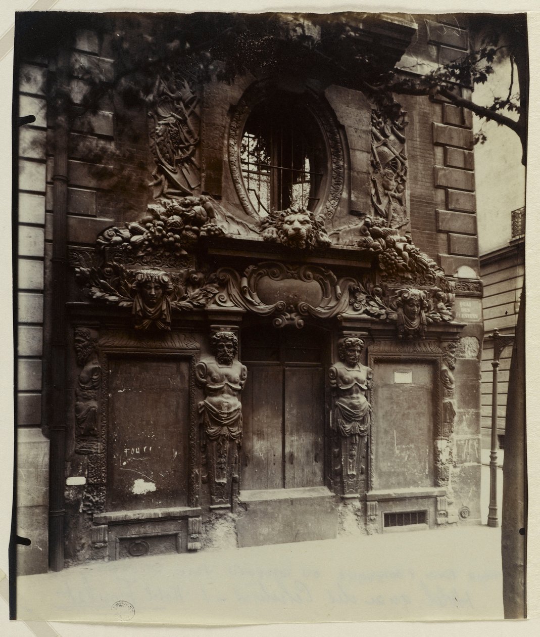 Hôtel de Fieubet eller Hôtel de la Valette (nuvarande privata Massillon-anläggning), 2 bis quai des Celestins, 4:e arrondissementet, Paris (albumintryck) av Eugène Atget