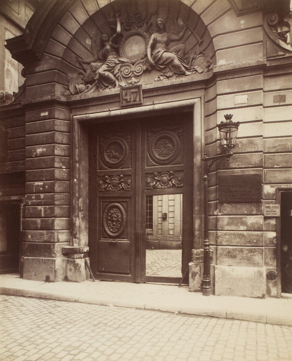 Hotell för Hollands ambassadörer, 47 rue Vieille-du-Temple av Eugène Atget