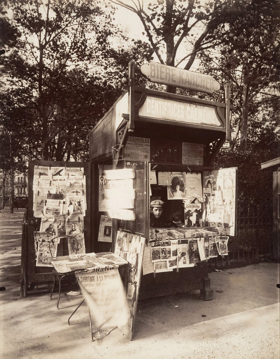 Kiosk i Paris, ca 1910 (sepiafoto) av Eugène Atget