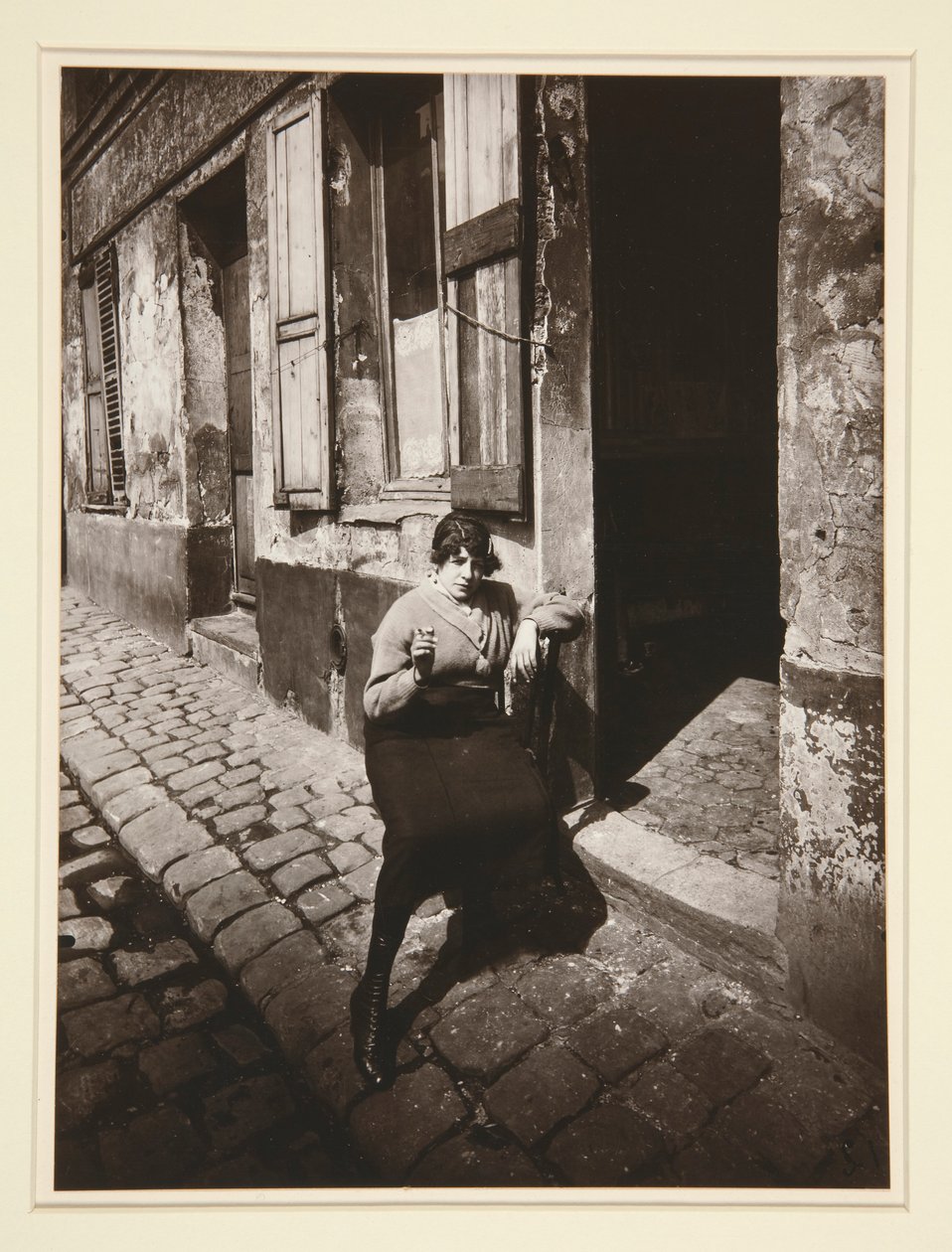 La Villette, offentlig tjej som håller på klockan, 19:e. April 1921 (La Villette, Streetwalker Waiting for a Client, 19:e arrondissement, april 1921) av Eugène Atget