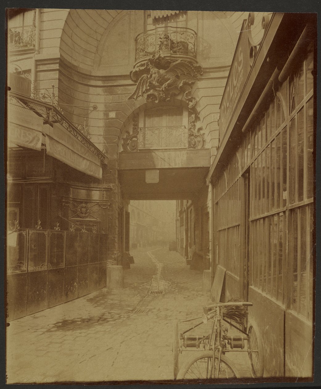 Dragon Gate av Eugène Atget