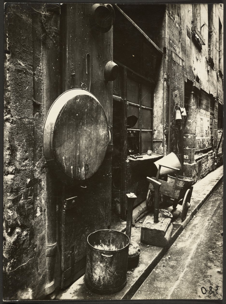 [Rue de la Reynie (tennsmedsaffär, rue de la Reynie)) av Eugène Atget