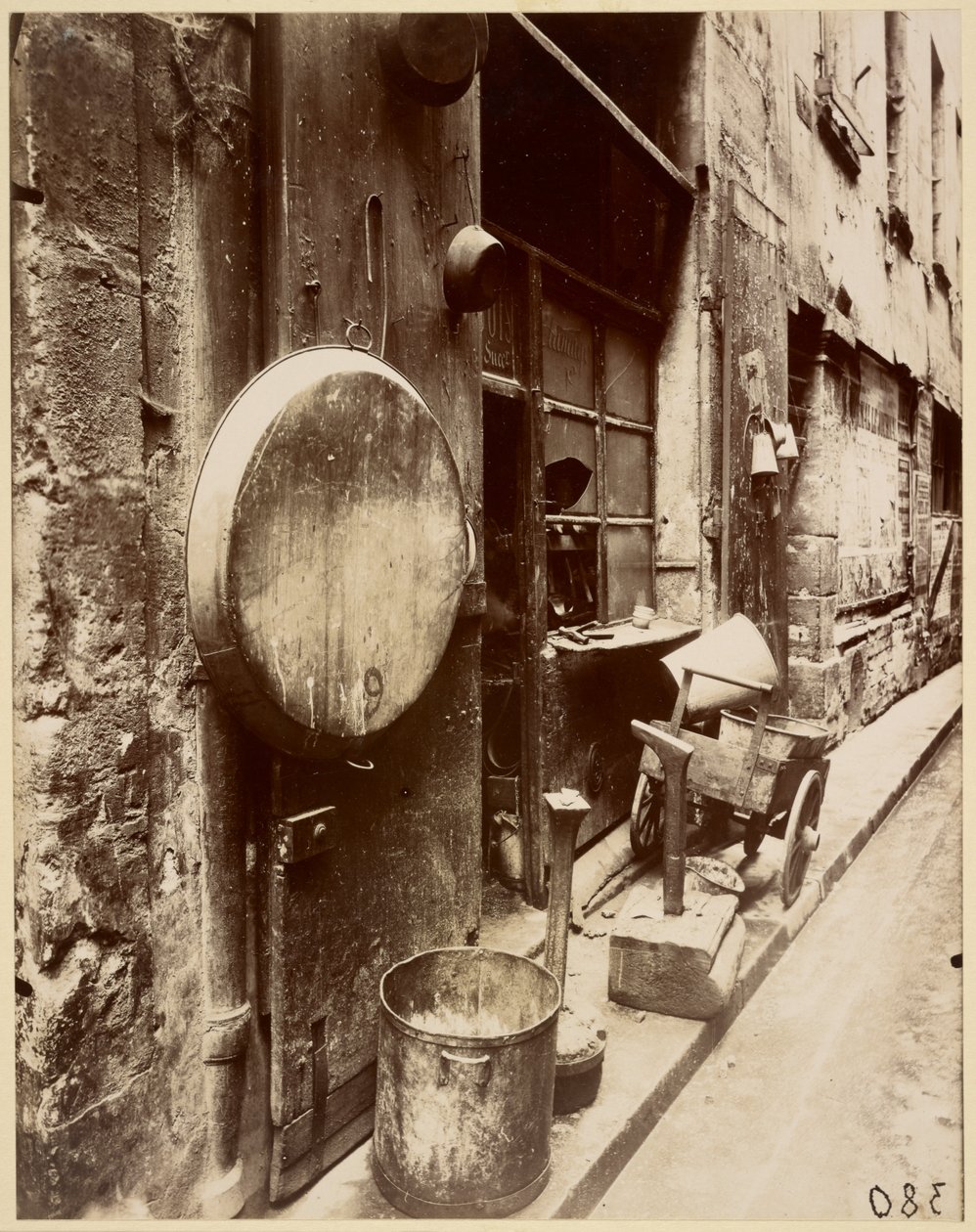 Rue de la Reynie Tin Smiths butik av Eugène Atget