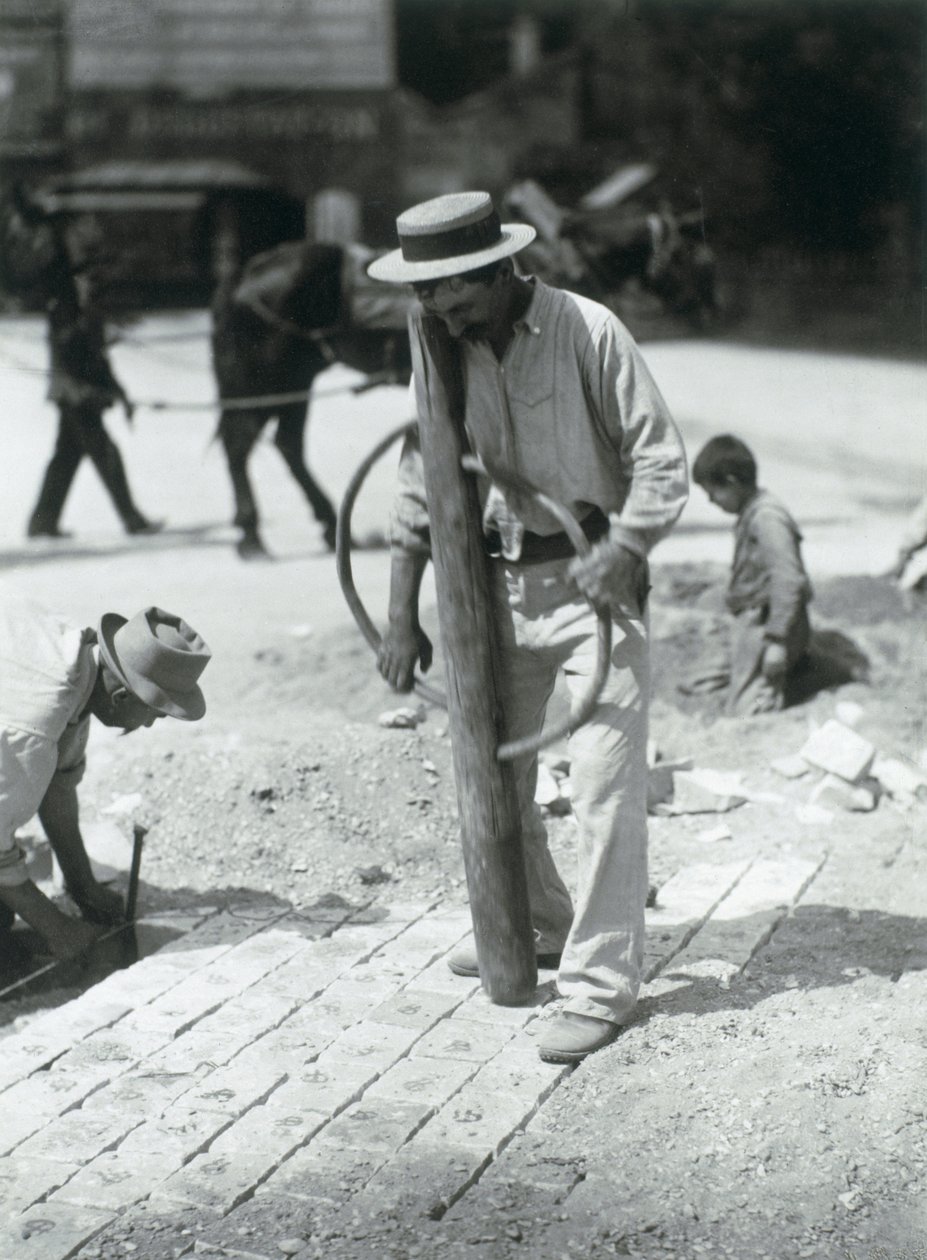 Street Paver, 1910 (gelatinsilvertryck) av Eugène Atget