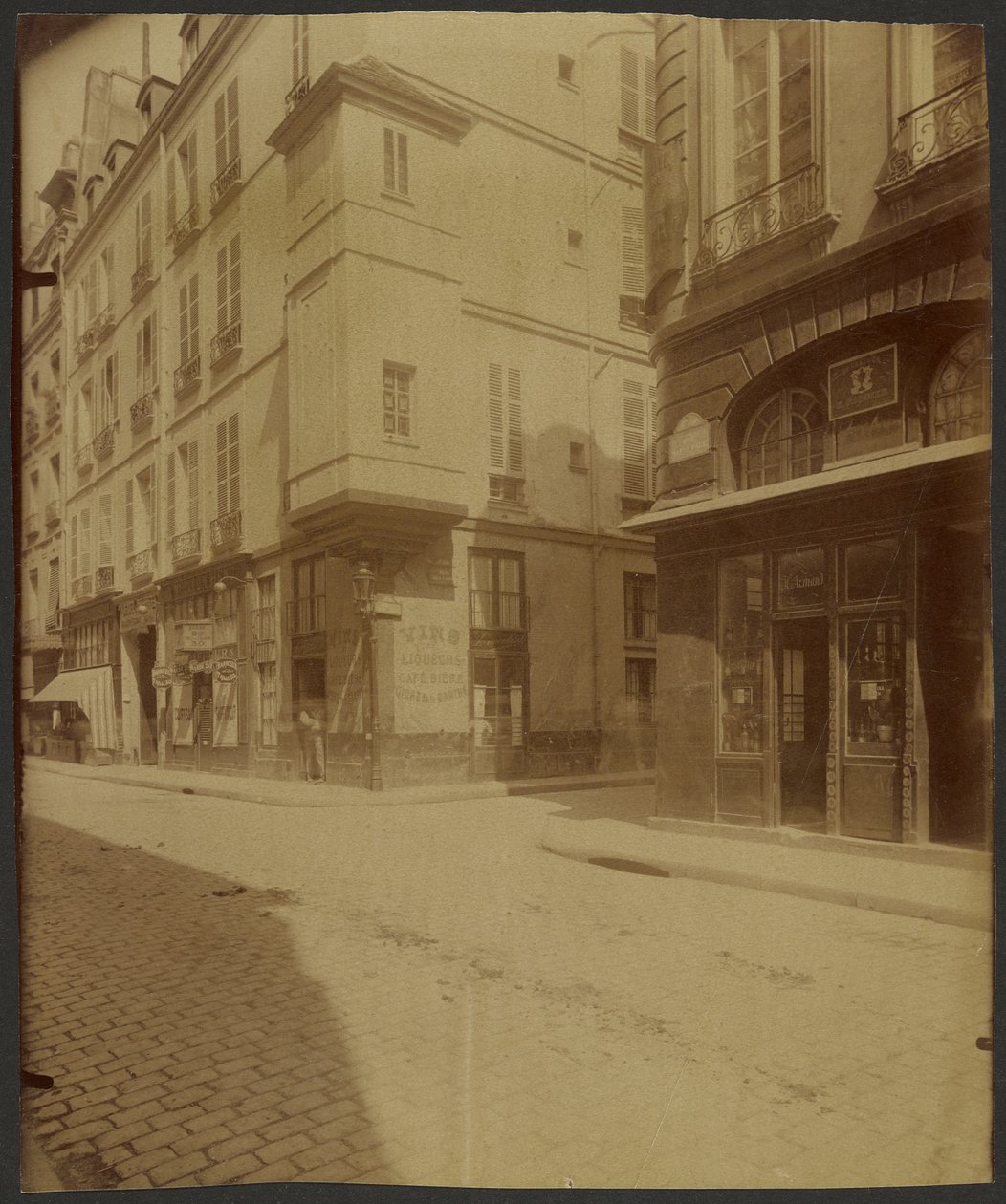 Torn på rue Saint Paul.  Uppges ha varit kontor för Botal, Henrik III:s läkare. av Eugène Atget