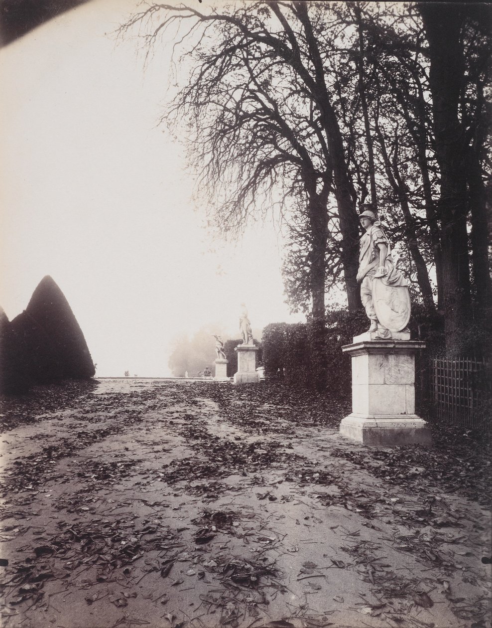 Versailles, Allee des Trois Fontaines, ca 1906 (guldkloridtryck) av Eugène Atget