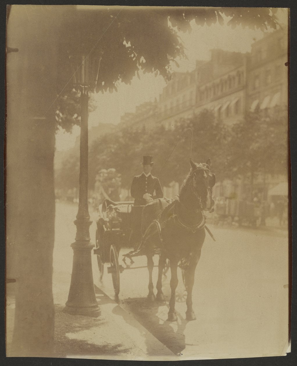[Väntande vagn] av Eugène Atget