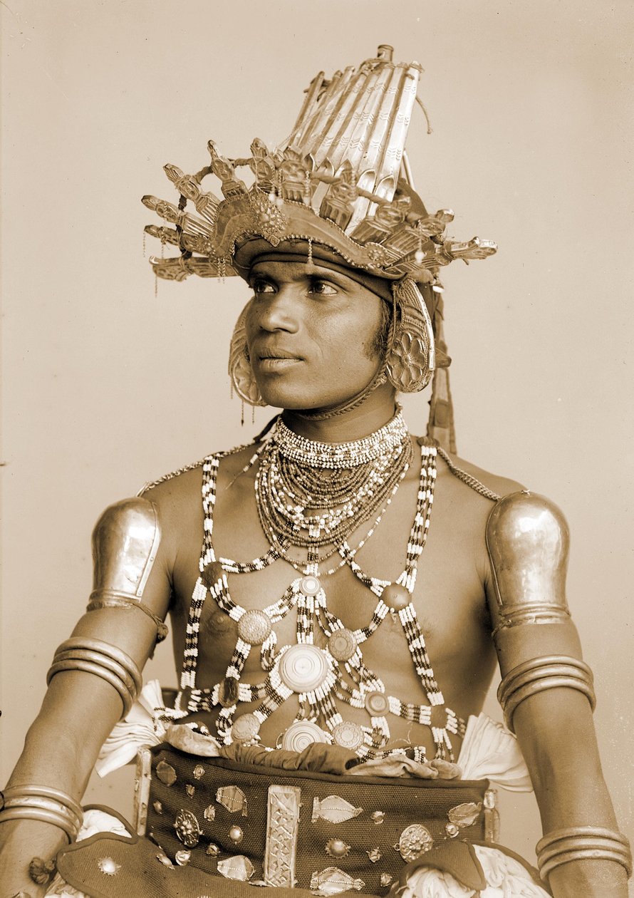 Porträtt av en lankesisk dansare med präglad silverhjälm, ca 1890 av Eugène Trutat
