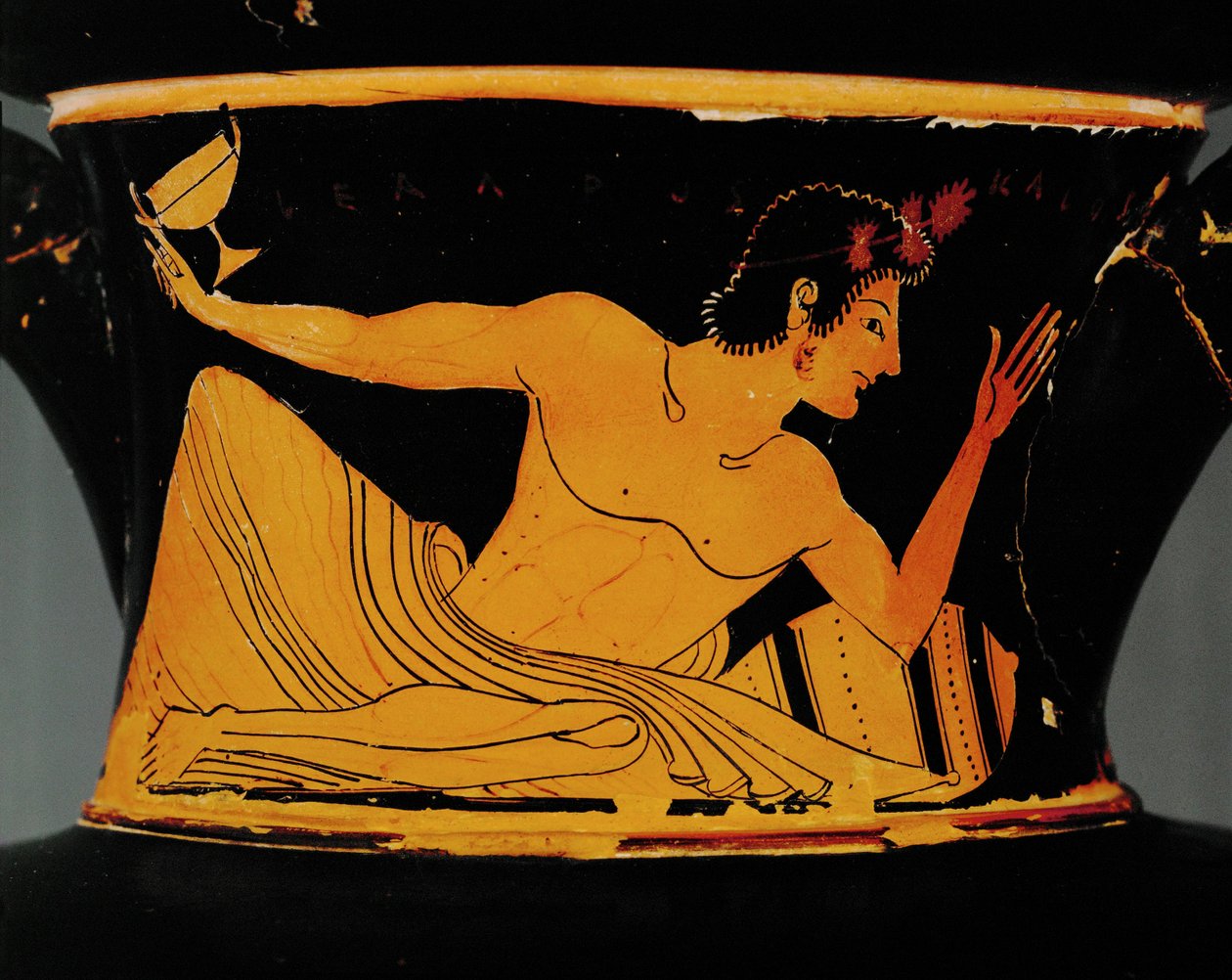 Ephebe med kopp och vas ... av Euphronios